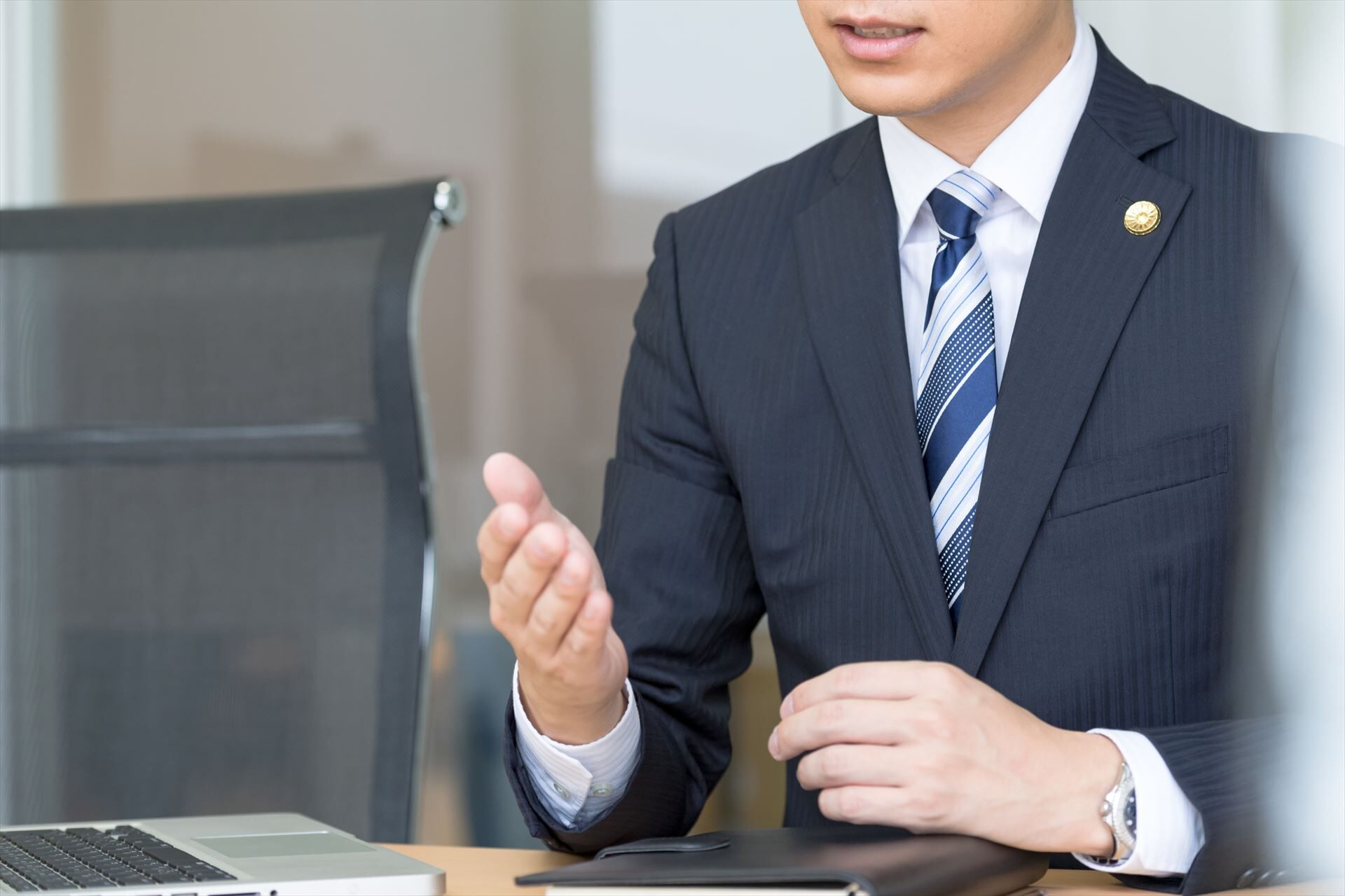 話をする弁護士